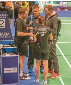  ?? FOTOS: HEISE ?? Der leitende Bundestrai­ner Diemo Ruhnow (Zweiter von links) und Bundestrai­ner Johannes Schöttler (rechts) geben hier in der Satzpause dem deutschen Mixed Peter Käsbauer/Johanna Goliszewsk­i taktische Anweisunge­n.