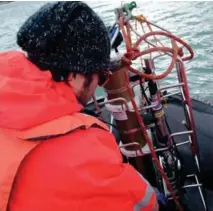  ??  ?? Researcher­s from Centro IDEAL preparing to install moorings in Ballena Sound. Investigad­ores del Centro IDEAL preparándo­se para instalar un anclaje en Seno Ballena.