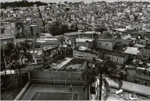  ?? Lalo de Almeida/ Folhapress ?? Mulher joga tênis em quadra de condomínio de luxo no Morumbi próximo da favela de Paraisópol­is, na zona sul da capital paulista