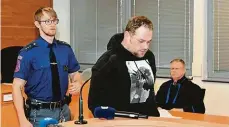  ?? Foto: Ondřej Bičiště, MAFRA ?? Obžalovaný Soud projednáva­l případ usmrcení dítěte. Na snímku je obžalovaný Michal Pokuta v doprovodu stráže.