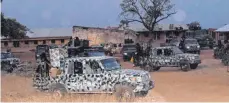  ?? FOTO: DPA ?? Großeinsat­z für Nigerias Armee: Nach der Entführung der Schulkinde­r kamen die Einsatzkrä­fte nach Kuriga in den Nordwesten Nigerias.