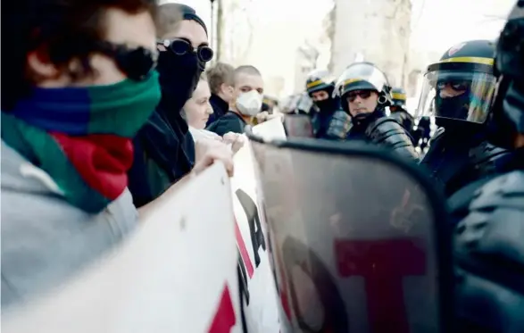  ??  ?? A Paris, vendredi, après l’expulsion matinale de Tolbiac, des étudiants se sont réunis en AG devant la fac.