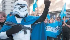  ?? AFP ?? BANDOS. Manifestan­tes contra el aborto ayer en el centro de Buenos Aires. Este día marcharán los que apoyan la ley.