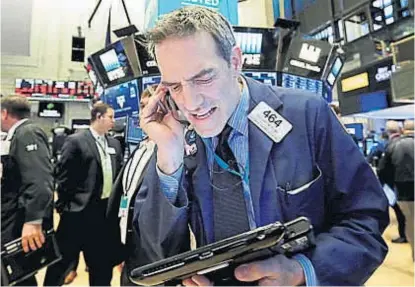  ?? (AP) ?? Nerviosism­o. Wall Street vivió una jornada con algo de tensión, pero la caída no pasó a mayores.