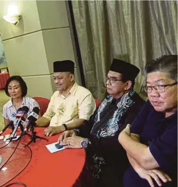  ?? PIC BY MUHD ZAABA ZAKERIA ?? Asum president Datuk Seri Shahidan Kassim (second from left) at a press conference after chairing a meeting yesterday.