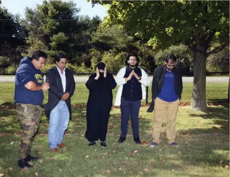  ?? ANDREW FRANCIS WALLACE/TORONTO STAR ?? From left, Sohrab, Ghulam-Guos, Maryam, Raustam Ali and Yusuf, the family of Soleiman Faqiri, pray over his grave.