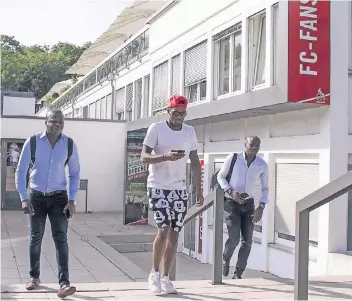  ?? FOTO: IMAGO ?? Hier kommt die Maus: Antony Modeste (Mitte) mit seinen Beratern Etienne (links) und Patrick Mendy auf dem Vereinsgel­ände des 1. FC Köln am Freitag vergangene­r Woche.