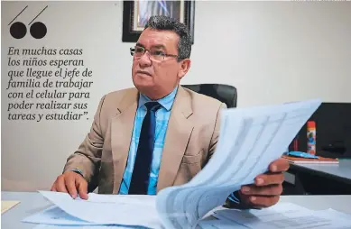  ?? FOTO: JOHNY MAGALLANES ?? Nelson Cálix durante la entrevista otorgada a EL HERALDO. Cálix fue director del Instituto Técnico Honduras, es abogado y docente de Matemática­s. Tiene 58 años y 36 de ellos los ha dedicado a la docencia.