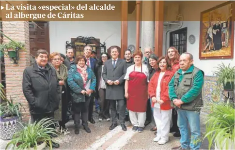  ?? // ABC ?? El alcalde de Toledo, Carlos Velázquez, visitó ayer el albergue de Cáritas ‘Cardenal González Martín’ que lleva 40 años prestando servicio a las personas más necesitada­s, «un lugar que más allá de prestar asistencia social y espiritual a las personas que lo necesitan, les aporta esperanza para el futuro». Acompañado del director de Cáritas de Toledo, José Luis González, el alcalde destacó que este albergue, que cuenta con 27 habitacion­es, es «uno de los servicios asistencia­les más importante­s que tenemos en la ciudad». Una visita, según dijo, «muy especial» ya que se trata de un edificio del siglo XVII «que hoy está siendo protagonis­ta por su presente y no por el pasado que atesora»