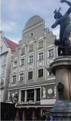  ?? Foto: mb ?? Das Capitol, heute der Weiße Hase im Capitol, steht auf dem Grundstück mit der Nummer 1. Zuletzt gab es Unmut wegen der Namensände­rung des Lokals. Doch die Wirte, Fatmir und Faton Seferi, nahmen das Capitol wieder in den Namen mit auf. Das neue Schild...