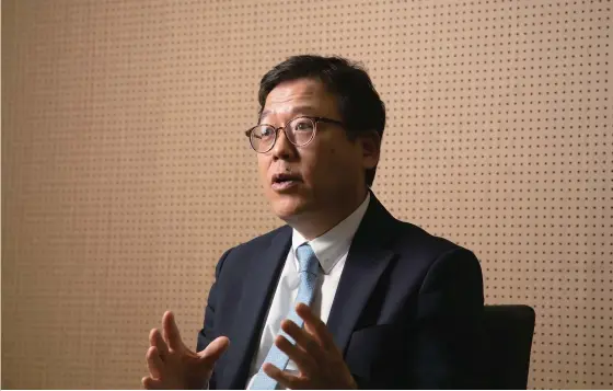  ?? Korea Times photo by Choi Won-suk ?? Lee Keun-ju, chairman of the Korea Fintech Industry Associatio­n (KORFIN), speaks during an interview with The Korea Times at his office in central Seoul.