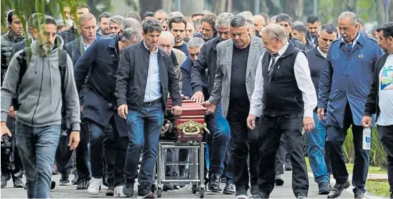  ?? EMMANUEL FERNÁNDEZ ?? Adiós, Flaco. Con Claudio Tapia a la cabeza, amigos y personalid­ades del fútbol despidiero­n a César Luis Menotti en Ezeiza.