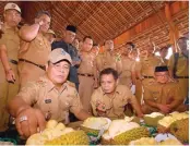  ?? M. AMIN/RADRA BANJARMASI­N ?? MAKNYUS: Gubernur Kalsel Sahbirin Noor mencicipi berbagai jenis durian di balai pertemuan Desa Kiram, Kecamatan Karang Intan, Kabupaten Banjar, kemarin (5/2).