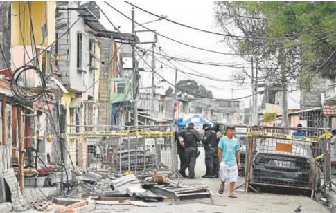  ?? // AFP ?? Policías vigilan el lugar de la explosión en el barrio Cristo del Consuelo en Guayaquil, Ecuador