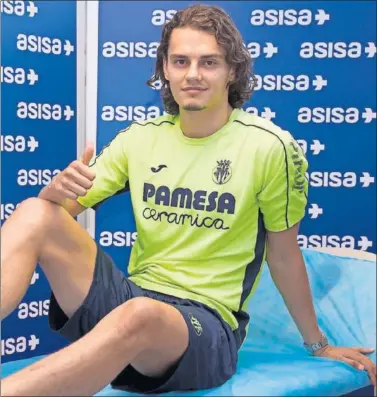  ??  ?? YA ESTÁ EN VILA-REAL. Enes ünal llegó ayer a España para pasar reconocimi­ento médico.