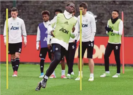  ?? EPA PIC ?? Manchester United’s Paul Pogba (centre) at a training session with his teamamtes on Friday .