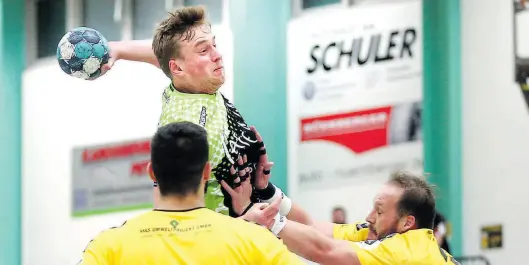  ?? BILD: Imago ?? Mit Links: Jonas Richardt (am Ball) im Drittliga-Duell mit Hildesheim im Dezember 2021 beim SV Plauen-Oberlosa