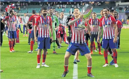  ?? [ Reuters ] ?? Atletico´ Madrid jubelte nach dem Supercup über den ersten Titel der Saison, die Champions League bleibt das größte Ziel.