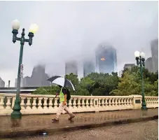  ??  ?? Una Persona camina sobre el puente sabine street, de Houston, el martes 22 de septiembre de 2020