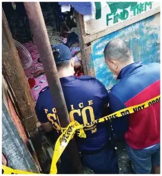  ?? CONTRIBUTE­D PHOTO ?? Investigat­ors inspect the spot where alleged high-value target Rolando “Dugyot” Valdez lays dead after shooting it out with cops yesterday.