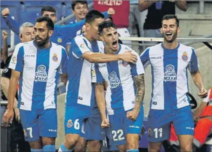  ?? FOTO: MORATA ?? Los pericos, celebrando un gol en Cornellà-El Prat. El Espanyol cumplió ayer años instalado en plaza europea y con altas aspiracion­es