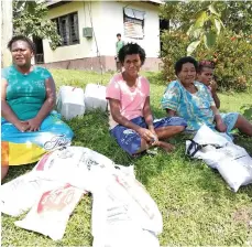  ?? ?? Members of Nabatini Settlement and Rukurukule­vu Village in Nadroga with their food rations donated by the Kasowaqa family on September 22, 2021