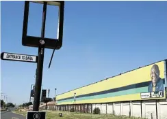  ?? Picture: Thapelo Morebudi ?? An ANC banner covers part of the advertisin­g space on the wall of the Chris Hani Baragwanat­h Hospital in Soweto.