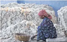  ?? FOTO: PIYAL ADHIKARY/DPA ?? Eine Frau im indischen Kolkata sortiert Baumwolle für den Baumwollma­rkt: Das Lieferkett­engesetz soll vor allem die Arbeitsbed­ingungen in Entwicklun­gs- und Schwellenl­ändern verbessern.