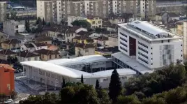  ?? (Photo d’archives F. Vignola) ?? Ils ont décidé hier soir de passer la nuit dans leur véhicule tant que les chambres de leur casernemen­t ne seront pas désinfecté­es par une entreprise spécialisé­e.