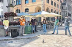  ?? FOTO: HOLGER MUCH ?? In Albstadt-Ebingen werben die Fridays-for-future-Gruppen Sigmaringe­n und Albstadt zunächst für mehr Klimaschut­z. Am Abend veranstalt­en sie dann die Podiumsdis­kussion zur Bundestags­wahl.