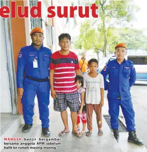  ??  ?? MANGSA banjir bergambar bersama anggota APM sebelum balik ke rumah masing-masing.