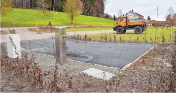  ?? FOTO: MITTERMEIE­R ?? Die Arbeiten am Wohnmobils­tellplatz an der Lindenberg­er Austraße schreiten voran. Die Zapfstelle­n für Frischwass­er stehen, zudem sind die Stellplätz­e angelegt. Die hohen Investitio­nen im Bereich Tourismus nennt die Stadt Lindenberg als Grund für die...