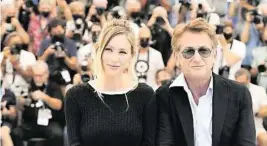  ??  ?? Dieses Mal nur ein bisschen ausgebuht: Sean Penn mit Tochter