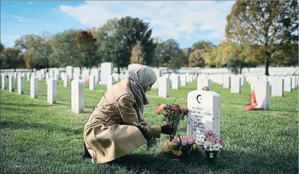  ?? WIN MCNAMEE / AFP ?? La tumba del capitán Humayun Khan en el cementerio de Arlington es una de las más visitadas, como demuestra esta foto del pasado día 10