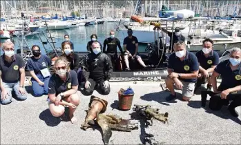  ?? (Photo Sophie Louvet) ?? Moteur de bateau, tongs et objets en plastique abandonnés : les plongeurs ont nettoyé les eaux du port hier matin, avant le début de la saison.