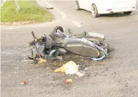  ??  ?? MOTOSIKAL mangsa rosak teruk dalam kemalangan di pusingan U Kilometer 16 Jalan Tuaran Bypass di sini, awal pagi Khamis.