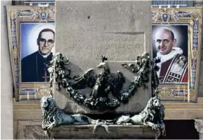  ??  ?? SANTOS. Imágenes de Monseñor Romero y Pablo VI en el Vaticano.