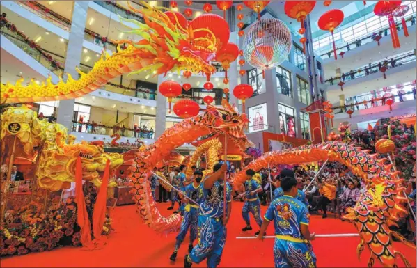  ?? CHONG VOON CHUNG / XINHUA ?? Traditiona­l dragon dance performers showcase their moves to crowds of spectators at a shopping mall in Kuala Lumpur on Jan 16 as part of Lunar New Year celebratio­ns.