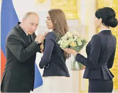  ?? FOTO: REUTERS ?? Putin premia a Margarita Mamun.