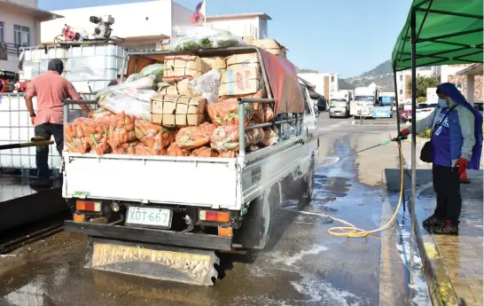  ?? Photo by Redjie Melvic Cawis ?? PRECAUTION­ARY MEASURE. Before entering the Benguet Agri-Pinoy Trading Center, trucks and vehicles are disinfecte­d as a precaution­ary measure against the spread of Covid - 19.