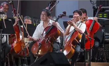  ?? Ben Braun/Post-Gazette ?? A cellist claps as a fellow musician in the Pittsburgh Symphony Orchestra receives compliment­s at the Hartwood Acres Amphitheat­er on July 24 in Allison Park.