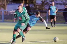  ?? RP-FOTO: STEPHAN KÖHLEN ?? Der Süder Hakan Simsek (blaues Trikot) ging zu Boden und verwandelt­e den Elfmeter selbst zum 2:1-Sieg der SpVg. 05/06.