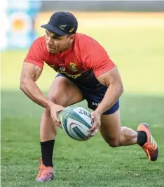  ?? | CHRISTIAAN KOTZE BackpagePi­x ?? HERSCHEL Jantjies (left) and Francois Louw (right) will want to carry their recent form into the rugby jamboree in Japan.