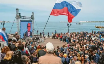  ?? Foto: A. Pedko, dpa ?? Der russische Präsident Wladimir Putin wurde 2019 anlässlich des fünften Jahrestage­s der „Wiedervere­inigung“mit der Krim live zu einer Feierstund­e in Sewastopol zugeschalt­et. Kritiker halten die Annexion für völkerrech­tswidrig.