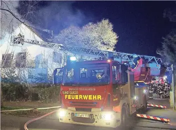  ?? FOTOS (3): JUNGMANN ?? Kurz vor 3 Uhr in der Nacht bemerkte ein Nachbar Brandgeruc­h und alarmierte die Feuerwehr. In dem Haus an der Bismarckst­raße lebte eine ältere Frau allein.
