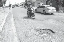  ??  ?? Don Bosco, con cientos de baches, y Agustín de Arrieta, en la zona de Las Tres Villas, serán intervenid­as. EMMANUEL BRIANE-LA NUEVA.