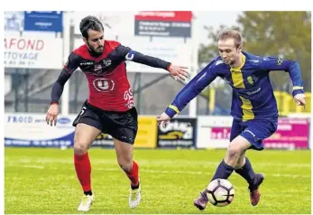  ??  ?? Killian Juhel (à droite) à la lutte avec le capitaine guingampai­s Jonathan Da Fonseca.