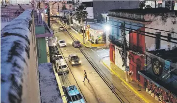  ??  ?? La calle Loíza es uno de los sectores de Santurce más afectados por el proceso de gentrifica­ción.