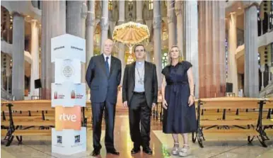  ?? // RTVE ?? Hans-Albert Courtial, de la Fondazione Pro Musica e Arte Sacra; el obispo auxiliar de Barcelona, Sergi Gordo Rodríguez; y Ana María Bordas, de RTVE, ayer en Barcelona