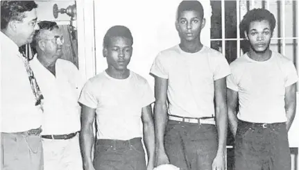  ?? MATERIALS FROM NAACP RECORDS
LIBRARY OF CONGRESS, VISUAL ?? Lake County Sheriff Willis McCall, far left, and jailer Reuben Hatcher with Walter Irvin, Charles Greenlee and Samuel Shepard, who along with Ernest Thomas were known as the Groveland Four. Their story marks a major chapter in Florida’s troubled racial history.